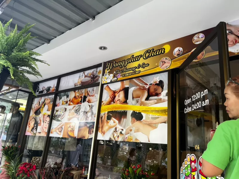 สติ๊กเกอร์ติดกระจก