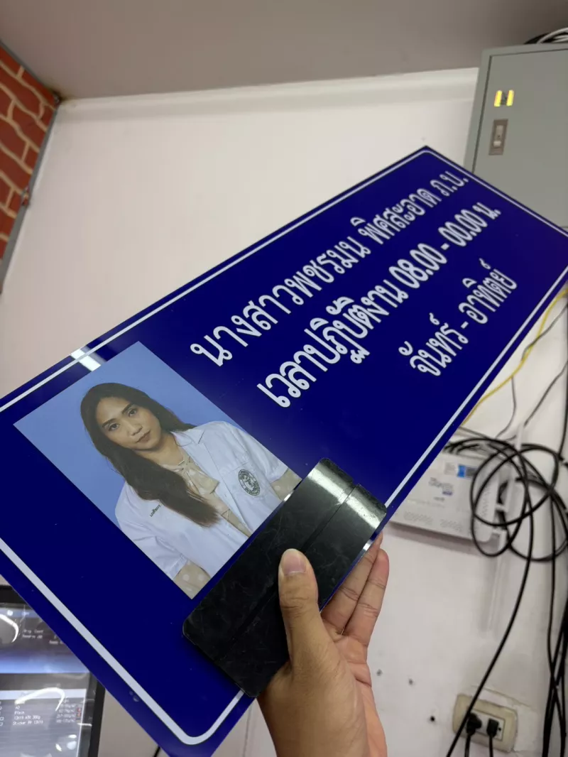 สติ๊กเกอร์ใสพิมพ์ UV หมึกขาว + ติดอะคริลิค
